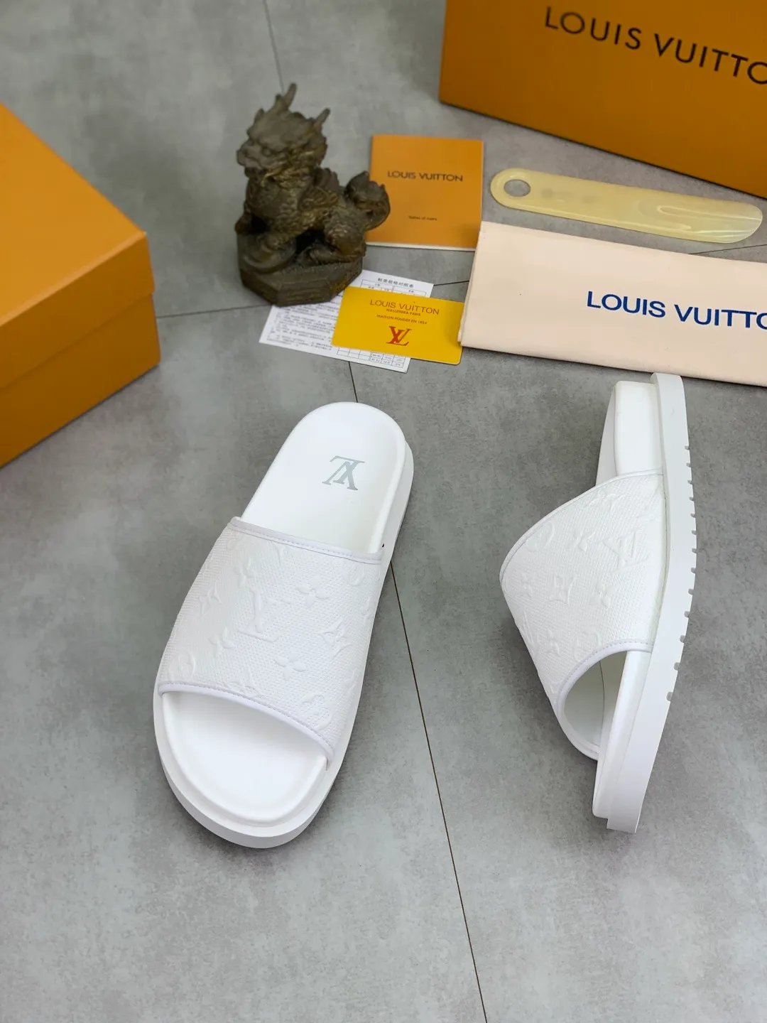 Men's shoes 💰P300💰【New style】🆘 Original quality 【LOUIS VUITTON】The popular Louis Vuitton LV men's slippers on the official website are on sale simultaneously! Original fabric imported from Italy, original factory special supply, code number: 38-44 (45 customized), many colors available